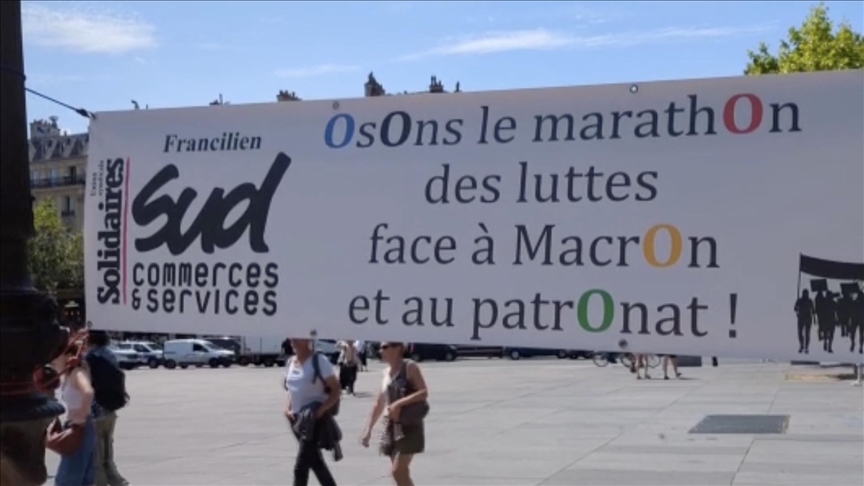 Hundreds gather in Paris to urge president to nominate left-wing prime minister