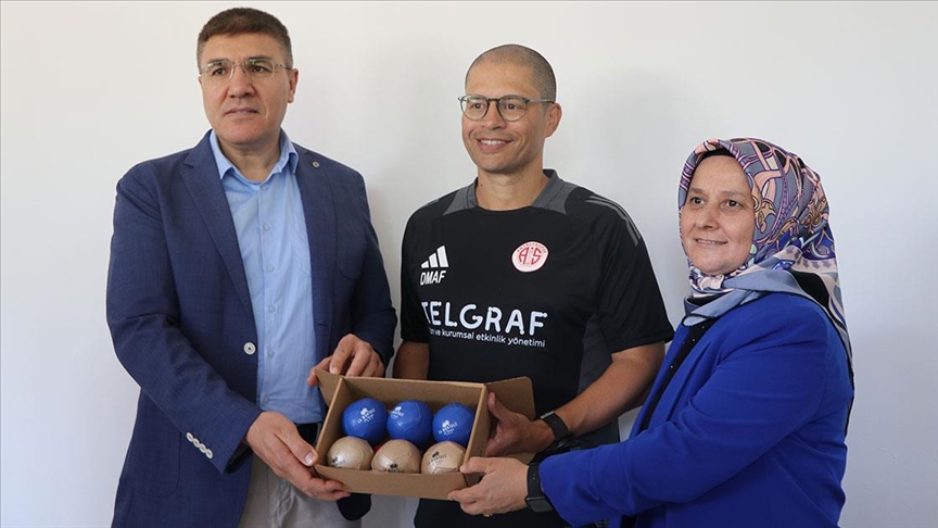 Alex de Souza, Burdurlu kadınların ürettiği el dikim top atölyesini gezdi 