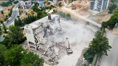 Tunceli'de depreme dayanıksız binaların yıkımı sürüyor