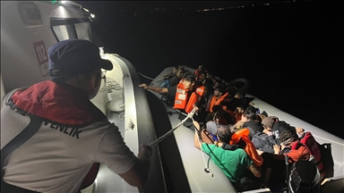 گارد ساحلی ترکیه دهها مهاجر غیرقانونی را از خطر غرق شدن در سواحل ازمیر نجات داد