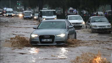 Erzurum'da sağanak nedeniyle evleri su bastı, araçlar yolda mahsur kaldı