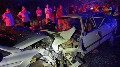 Antalya-Isparta kara yolunda 2 otomobilin çarpıştığı kazada 3 kişi öldü, 10 kişi yaralandı