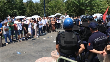 Vazhdojnë protestat para Bashkisë së Tiranës