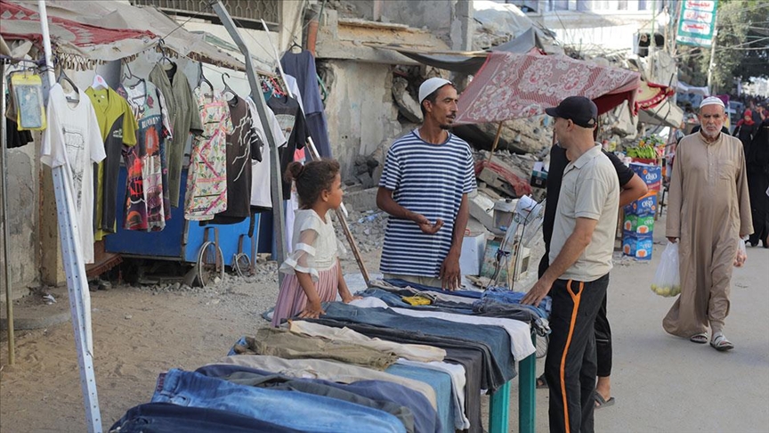Gazze'de sürekli göçe zorlanan Filistinliler kıyafet ihtiyaçlarını ikinci el satış yapan yerlerden sağlıyor