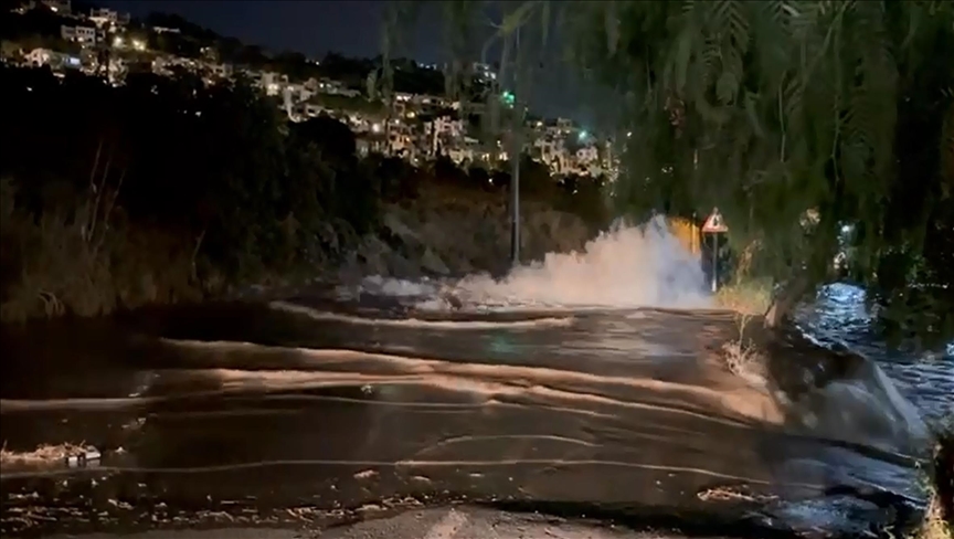 Bodrum'da içme suyu isale hattındaki patlama nedeniyle yol çöktü