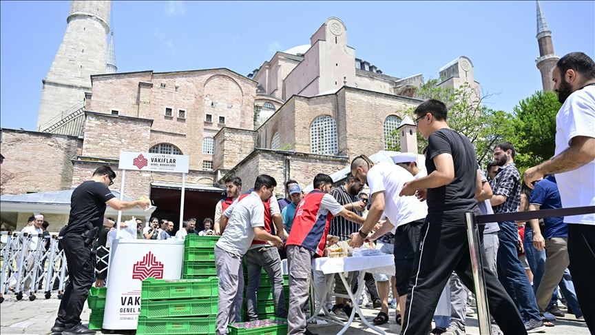 Ayasofya-i Kebir Cami-i Şerifi'nde aşure ikramı
