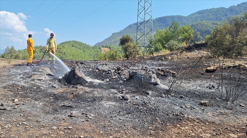 Antalya'nın Kumluca ilçesindeki orman yangını kontrol altına alındı