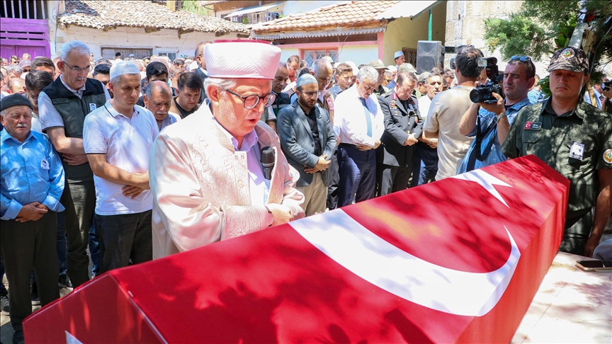 Şehit ormancı Şahin Dönertaş'ın cenazesi, memleketi Manisa'da toprağa verildi