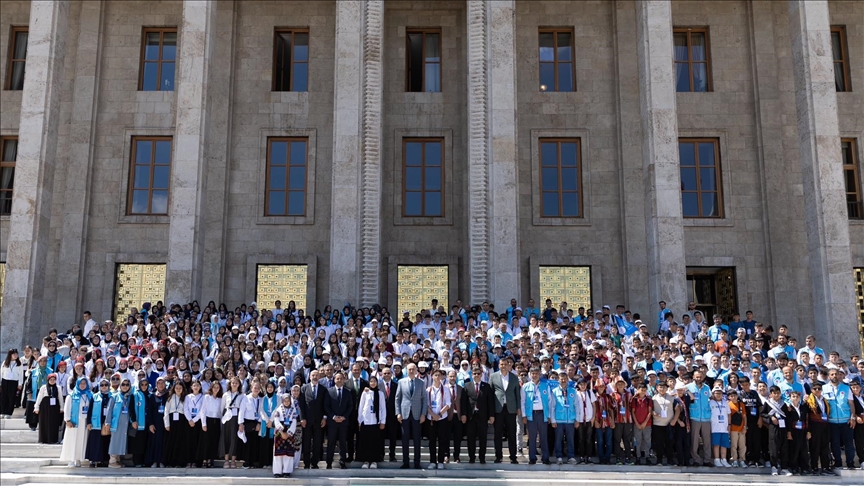 TBMM Başkanı Kurtulmuş, Meclis'te gençleri misafir etti