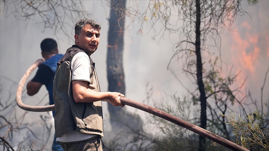 İzmir'de evlerin önünde durdurulan yangın, orman çalışanlarının fedakarlıklarına sahne oldu