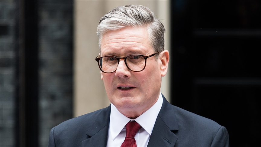 İngiltere Başbakanı Starmer, Leeds'te otobüs yakılan olayların "utanç verici" olduğunu söyledi