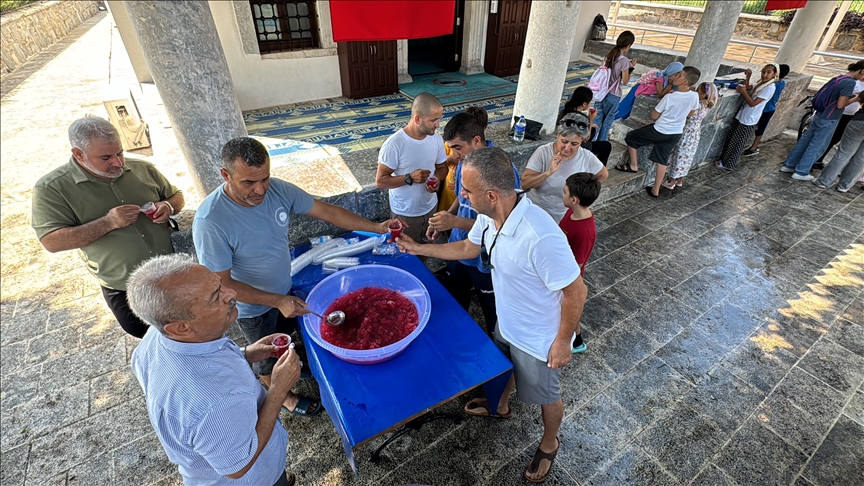 Bodrum'da cami bahçesinde ikram edilen kar şerbeti çocukları serinletti