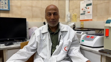 صورة طبيب فلسطيني تتحول إلى أيقونة تجسد مأساة نازحي غزة 