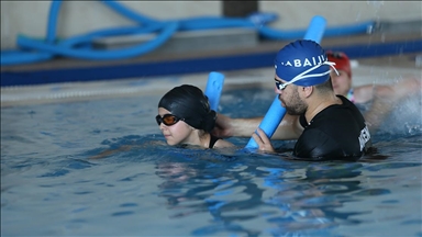 Karslı çocuklar "soğuk kentin sıcak havuzunda" spor yapıyor