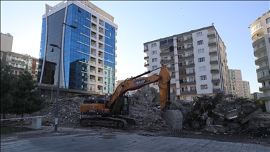 Diyarbakır'da depremde ağır hasar gören bina yıkım esnasında çöktü