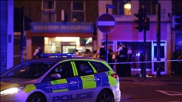 İngiltere'nin Leeds kentinde çıkan olaylarda göstericiler polis aracı devirdi, otobüsü ateşe verdi