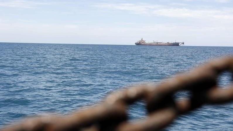 تضرر سفينة إثر هجومين غرب اليمن