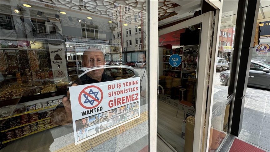 «Вход сионистам запрещен»: владельцы магазинов в Чоруме привлекают внимание на убийства палестинцев в Газе
