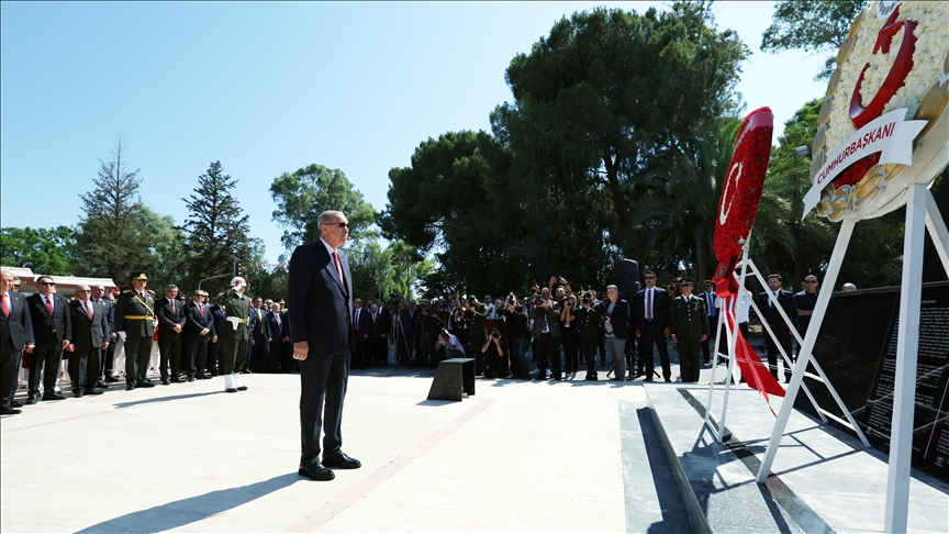 أردوغان يضع إكليلا من الزهور على النصب التذكاري لأتاتورك في قبرص