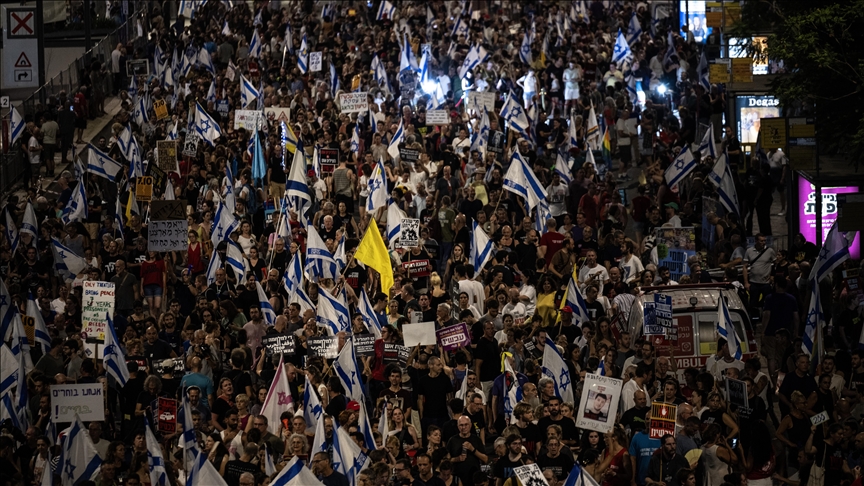 Tel Aviv'de binlerce kişi esir takası anlaşması ve erken seçim talebiyle sokaklara indi