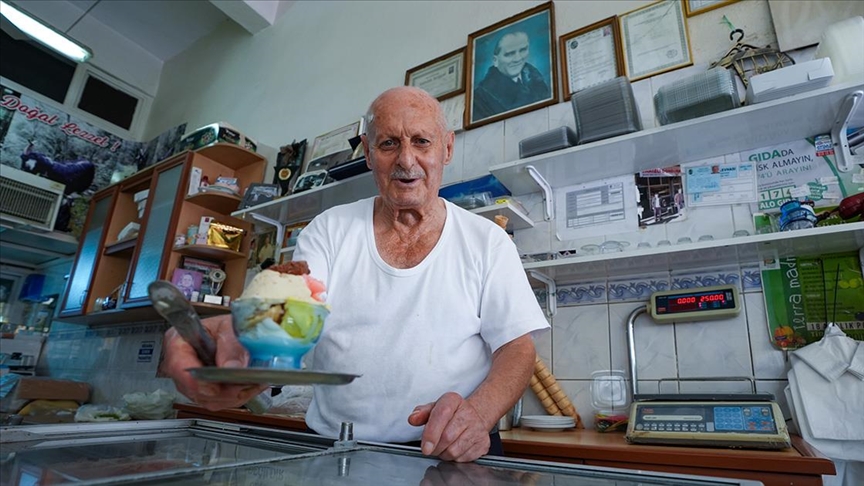 Koruk suyundan yaptığı dondurma ekşi severlerin favorisi oldu