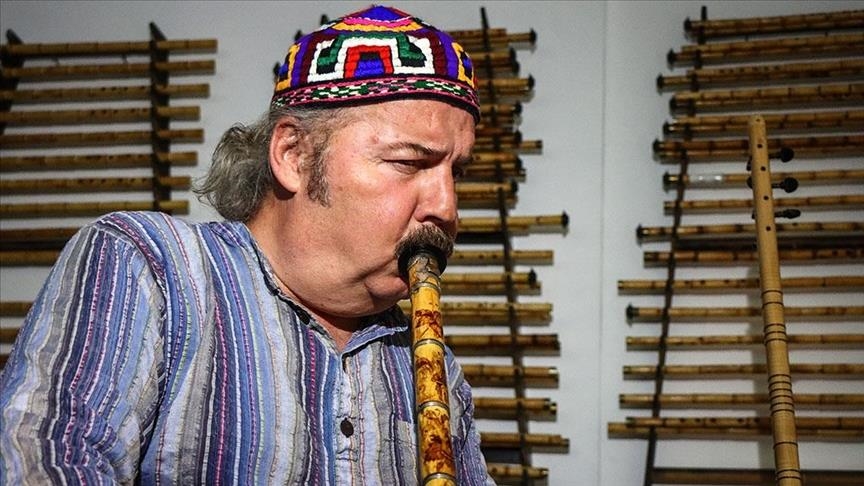 بعد تجفيفها لـ3 سنوات.. فنان تركي يحوّل عيدان القصب إلى آلات ناي (تقرير)