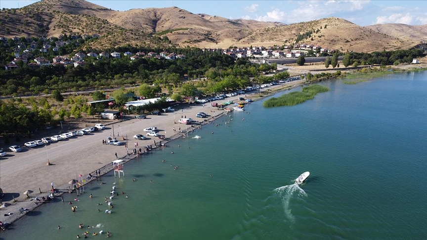Hazar Gölü, bunaltan sıcaklarda Doğu'daki tatilcilerin adresi oldu