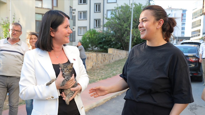 Edirne'de yağmur giderinde mahsur kalan kedi yavrusu, kaldırım ve asfalt kırılarak kurtarıldı