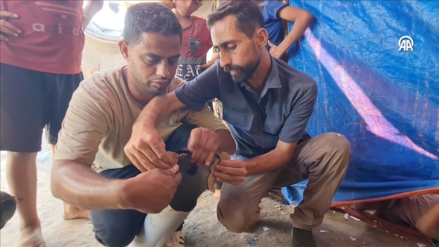 Rat u Gazi: Braća Palestinci Salah i Abdullah prave protetske udove od vodovodnih cijevi