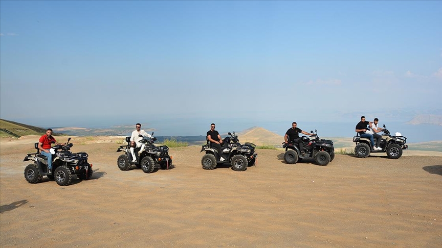 Nemrut Kalderası'nda ATV turlarına katılanlar doğayla iç içe vakit geçiriyor