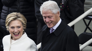 Mediji: Bill i Hillary Clinton privatno ohrabruju donatore da nastave podržavati Bidenovu kampanju