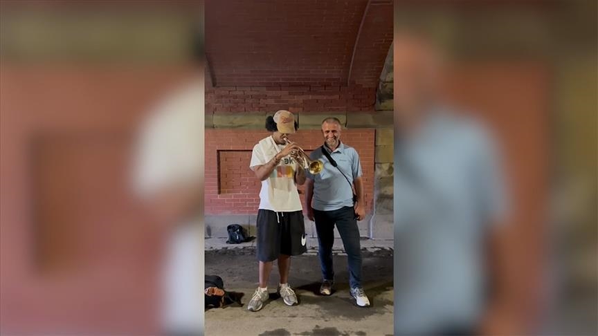 Имам, сопровождающий уличных музыкантов в США, способствует росту интереса к исламу