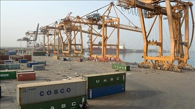 الحوثي تعلن استئناف العمل بميناء الحديدة بعد غارات إسرائيلية 