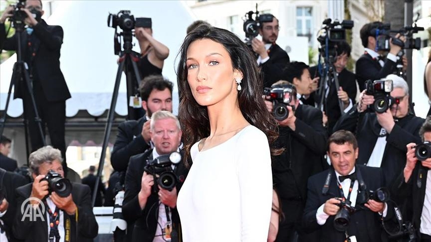 Adidas retire Bella Hadid de sa campagne, des appels au boycott se multiplient