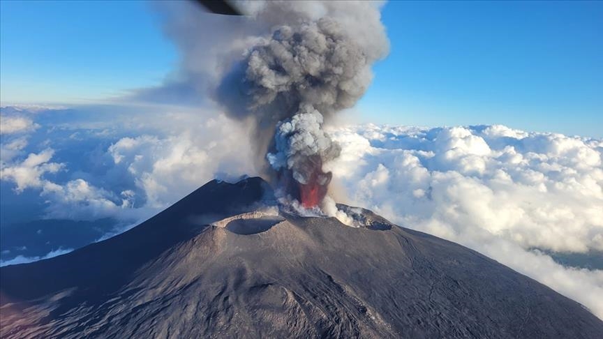 Vulkan Etna u Italiji ponovo izbacuje pepeo i lavu