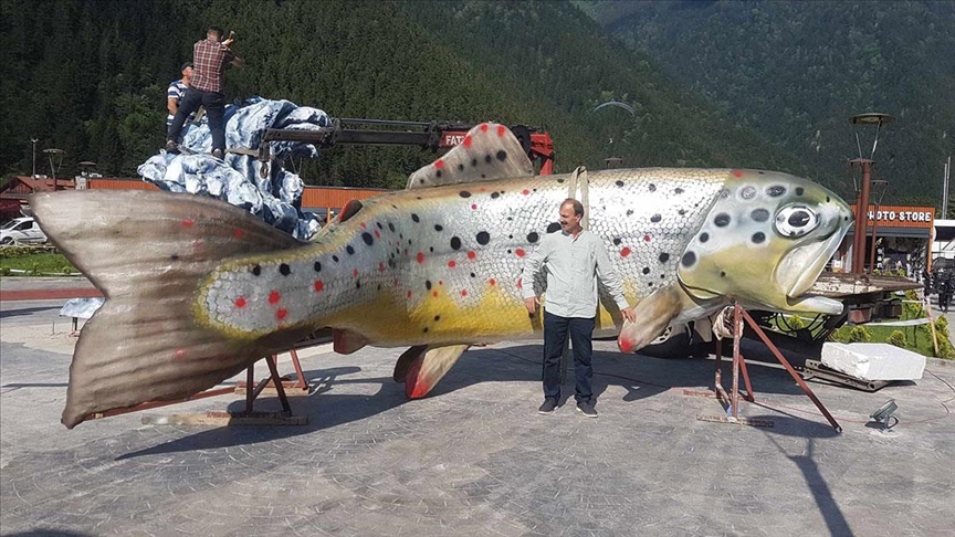 Uzungöl'de 7 metrelik kırmızı benekli alabalık maketi sergileniyor