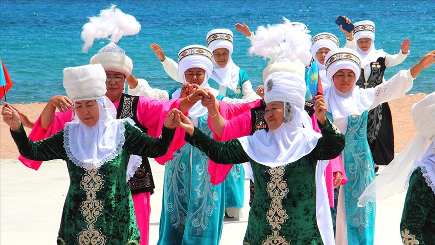 Kırgız ve Kazak "nineler" türkü söylemek için buluştu