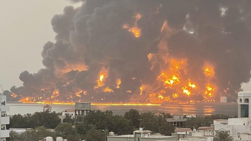 الحوثي: اكتمال إخماد حرائق خزانات محطات الكهرباء بالحديدة