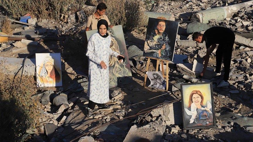 "كارثة ومعاناة".. تشكيلية فلسطينية تجسد آلام الغزيين بالفن (تقرير)