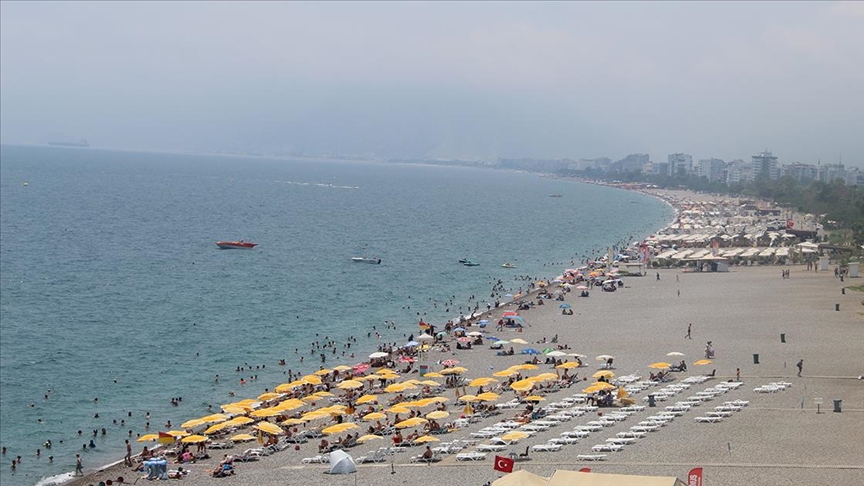 Antalya'da sıcak hava ve nem etkili oldu