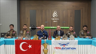 Bilal Erdoğan, ABD'deki roket yarışması şampiyonu İTÜ Vefa Havacılık Takımı'yla bir araya geldi