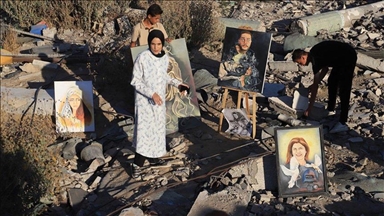 "كارثة ومعاناة".. تشكيلية فلسطينية تجسد آلام الغزيين بالفن