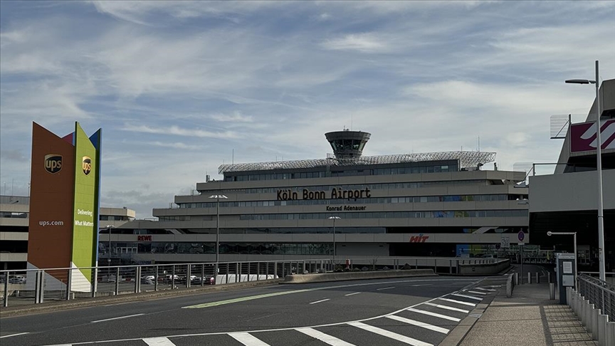 Almanya'da iklim aktivistlerinin eylemi nedeniyle Köln-Bonn havalimanında uçuşlar askıya alındı
