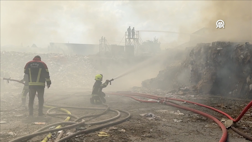 Kayseri'de kağıt fabrikası bahçesinde çıkan yangına ekiplerce müdahale ediliyor