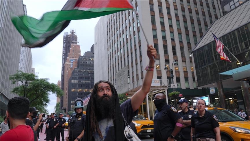 Washington : « Arrêtez le criminel de guerre » projeté sur la façade de l'hôtel où réside Benyamin Netanyahu