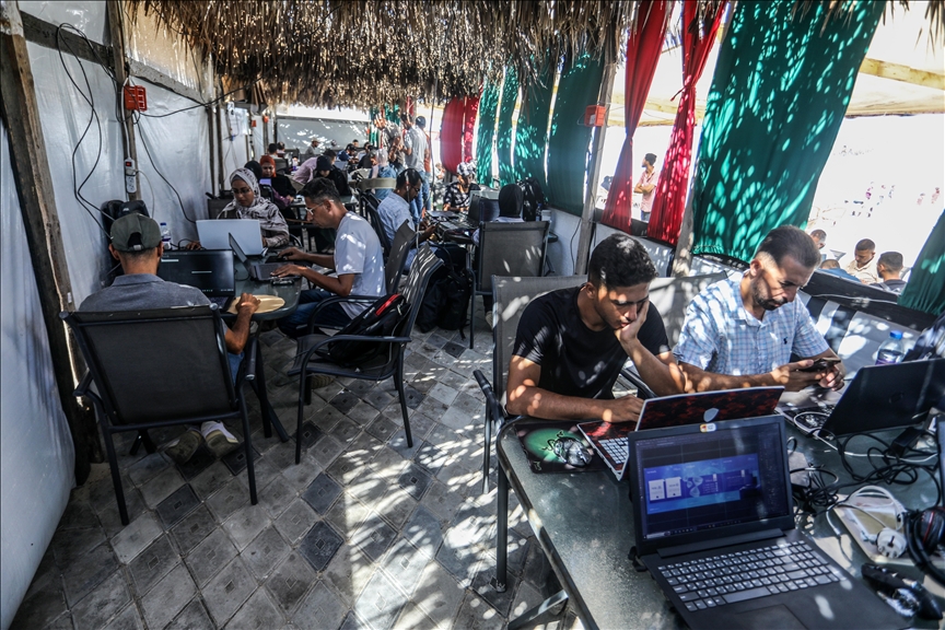 غزة.. مقهى يعيد الكهرباء والإنترنت مع الأمل لطلبة ورواد أعمال