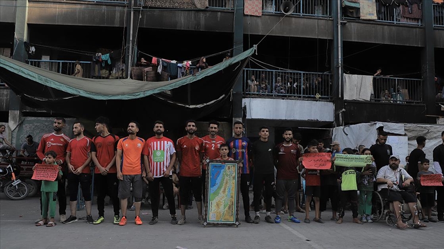 İsrail saldırıları altındaki Gazzeliler, düzenledikleri futbol maçıyla eğlenmeye çalıştı