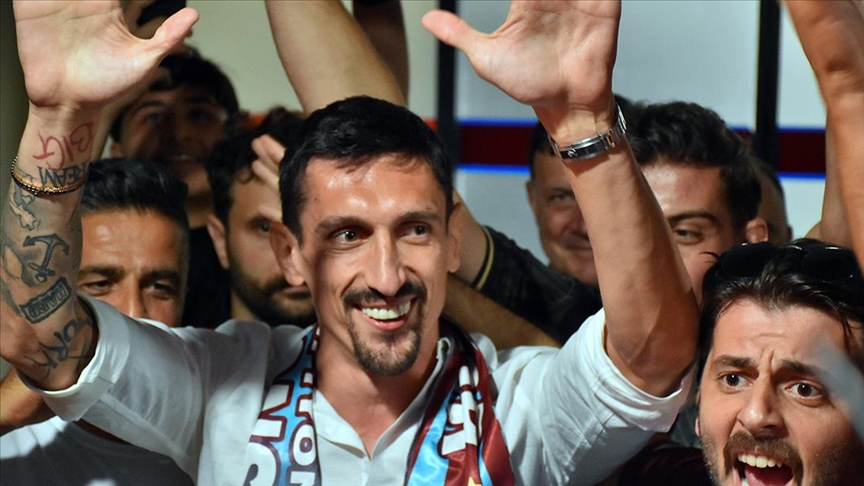 Karadağlı futbolcu Stefan Savic, transfer görüşmeleri için Trabzon'a geldi