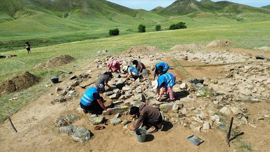 Turkish, Mongolian archaeologists excavate graves in Shovh Uul Mountain
