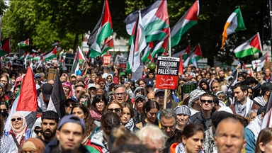 İngiltere'de Filistin destekçisi eylemciler Dışişleri Bakanlığının girişini kapattı